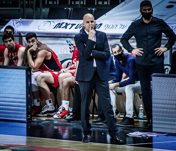 דני פרנקו על הקווים של הפועל ת"א // צילום: עודד קרני